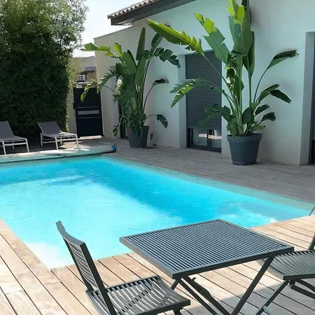 De Charme Piscine Et Jacuzzi 호텔 *